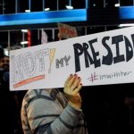 Se defiende Trump de las protestas en su contra y las califica de injustas