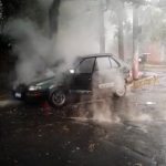 Mujer se salva milagrosamente de morir quemada en su auto