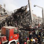 Colapso de edificio, deja 30 bomberos muertos en Teherán