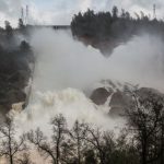 Evacuan a casi 200,000 personas por el desborde de una presa en California