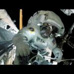 Dos astronautas preparan una nueva escotilla en la EEI