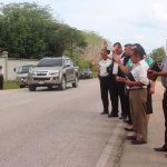 Policías oran por conductores en operativos de control vehicular