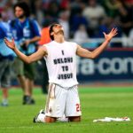 “Jesús te ama”, dice Kaká, a periodista ateo.