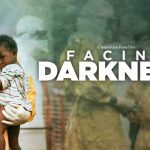 Frente a la oscuridad: una historia de fe en medio del ébola
