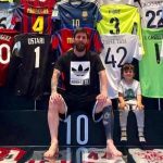 Messi presume su colección de camisetas