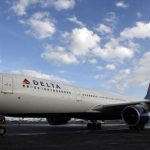 Delta compensará a familia que fue expulsada de un avión