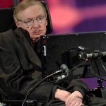 Stephen Hawking predijo que en un siglo ya no se podrá vivir en la Tierra