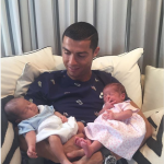 Cristiano Ronaldo presenta a sus dos hijos recién nacidos