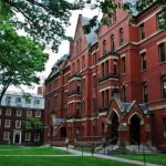 Corren a estudiantes de Harvard por racismo