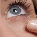 Encuentran 27 lentes de contacto en los ojos de una mujer