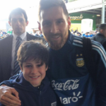 Messi tiene un gesto conmovedor con niño uruguayo