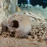 Hallan los restos humanos más antiguos de mundo en una cueva en Tulum