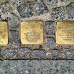 Roban placas conmemorativas de víctimas del holocausto en Berlín