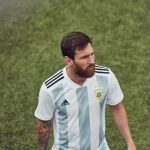 ¡Secreto revelado! Messi muestra uniformes para Rusia 2018