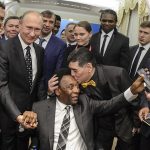 El beso del D10S a O Rei; Maradona y Pelé regalaron la postal del sorteo