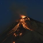 Volcán de fuego en Guatemala entra de nuevo en erupción