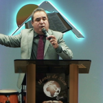 Pastor critica canciones que tratan a Dios como “usted”