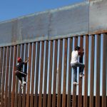 Migrante se lesiona al trata de cruzar el muro fronterizo
