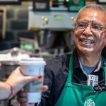 Primer Starbucks operada por adultos mayores