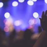 ¿Por qué levantamos las manos al adorar?