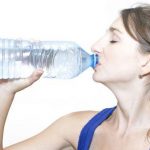 Tomar agua en exceso puede matarte