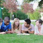 ¿Cómo enseñar y guiar a los adolescentes a través de la palabra?