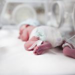 Una bebé es contagiada de herpes neonatal por un beso y muere