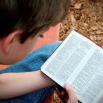 Maestro impide leer la Biblia a un niño durante su exposición