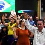 Cristianos oran durante la toma de protesta del nuevo presidente de Brasil