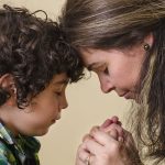 Madres influyen más en la fe de los hijos que los padres, señala estudio