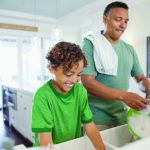 ¿Cómo pueden los niños colaborar en las tareas del hogar?