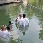 Jugador de fútbol americano acepta a Jesús y se bautiza en Israel