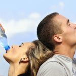 Tomar agua en exceso puede dañar tu salud.