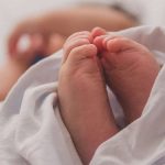 Padre de cuatro niños ora afuera de clínica de aborto