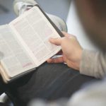 Un estudio revela que leer la Biblia nos vuelve más tranquilos.