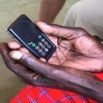 Distribuyen Biblias en audio a personas analfabetas en Kenia y aceptan a Cristo