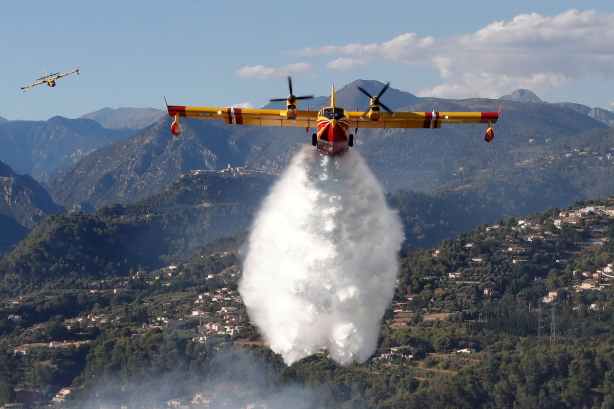 Incendios forestales arrasan 3 mil hectáreas en el sur de Francia